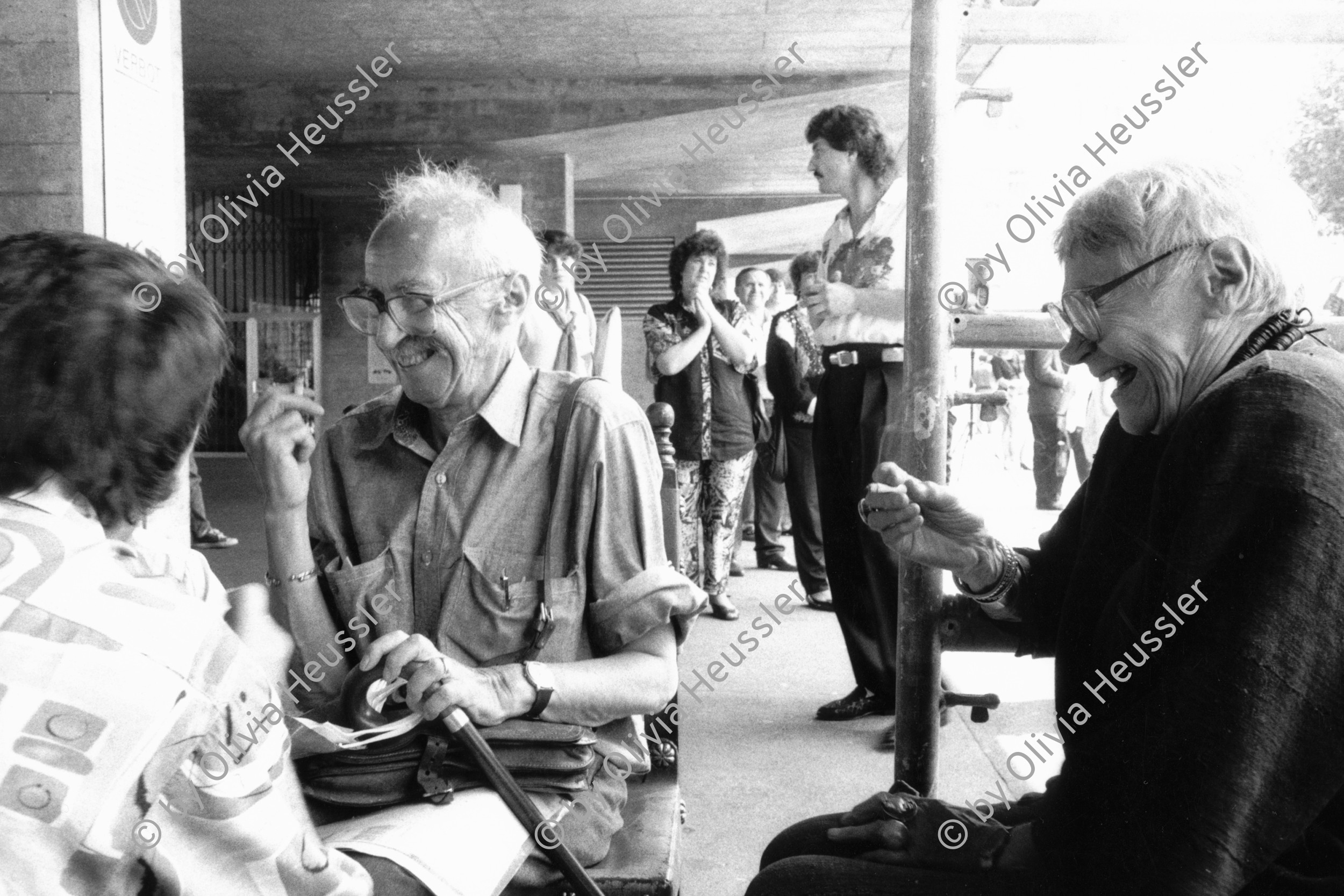 Image of sheet 19930350 photo 20: Goldy (re) und Paul Parin während einem Gespräch an einer Veranstaltung gegen den Krieg in Ex-Jugoslawien am Helvetiaplatz in Zürich Kreis vier 4 Aussersihl 6.93

Paul Parin (* 20. September 1916 in Polzela, Österreich-Ungarn, heute Slowenien; † 18. Mai 2009 in Zürich) war ein Schweizer Psychoanalytiker, Ethnologe und Schriftsteller slowenischer Abstammung

Paul Parin (September 20, 1916 - May 18, 2009) was a Swiss psychoanalyst, author and ethnologist.

Elisabeth Charlotte „Goldy“ Parin-Matthèy (* 30. Mai 1911 in Graz; † 25. April 1997 in Zürich) war eine Schweizer Psychoanalytikerin und Anarchistin.


Schweiz Swiss Switzerland Europe

© 1993, Olivia Heussler √