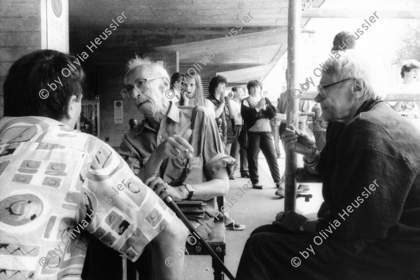 Image of sheet 19930350 photo 22: Goldy (re) und Paul Parin während einem Gespräch an einer Veranstaltung gegen den Krieg in Ex-Jugoslawien am Helvetiaplatz in Zürich Kreis vier 4 Aussersihl  6.93

Paul Parin (* 20. September 1916 in Polzela, Österreich-Ungarn, heute Slowenien; † 18. Mai 2009 in Zürich) war ein Schweizer Psychoanalytiker, Ethnologe und Schriftsteller slowenischer Abstammung

Paul Parin (September 20, 1916 - May 18, 2009) was a Swiss psychoanalyst, author and ethnologist.

Elisabeth Charlotte „Goldy“ Parin-Matthèy (* 30. Mai 1911 in Graz; † 25. April 1997 in Zürich) war eine Schweizer Psychoanalytikerin und Anarchistin.


Schweiz Swiss Switzerland Europe