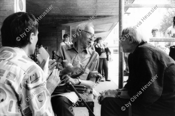 Image of sheet 19930350 photo 24: Goldy (re) und Paul Parin während einem Gespräch an einer Veranstaltung gegen den Krieg in Ex-Jugoslawien am Helvetiaplatz in Zürich Kreis vier 4 Aussersihl  6.93


Paul Parin (* 20. September 1916 in Polzela, Österreich-Ungarn, heute Slowenien; † 18. Mai 2009 in Zürich) war ein Schweizer Psychoanalytiker, Ethnologe und Schriftsteller slowenischer Abstammung

Paul Parin (September 20, 1916 - May 18, 2009) was a Swiss psychoanalyst, author and ethnologist.

Elisabeth Charlotte „Goldy“ Parin-Matthèy (* 30. Mai 1911 in Graz; † 25. April 1997 in Zürich) war eine Schweizer Psychoanalytikerin und Anarchistin.


Schweiz Swiss Switzerland Europe