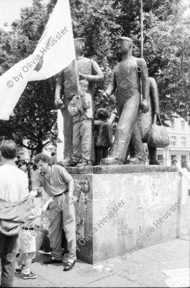 Image of sheet 19930350 photo 28: Goldi Parin während einem Gespräch an einer Veranstaltung gegen den Krieg in Ex-Jugoslawien am Helvetiaplatz in Zürich. 6.93
Elisabeth Charlotte „Goldy“ Parin-Matthèy (* 30. Mai 1911 in Graz; † 25. April 1997 in Zürich) war eine Schweizer Psychoanalytikerin und Anarchistin.
© 1993, Olivia Heussler √