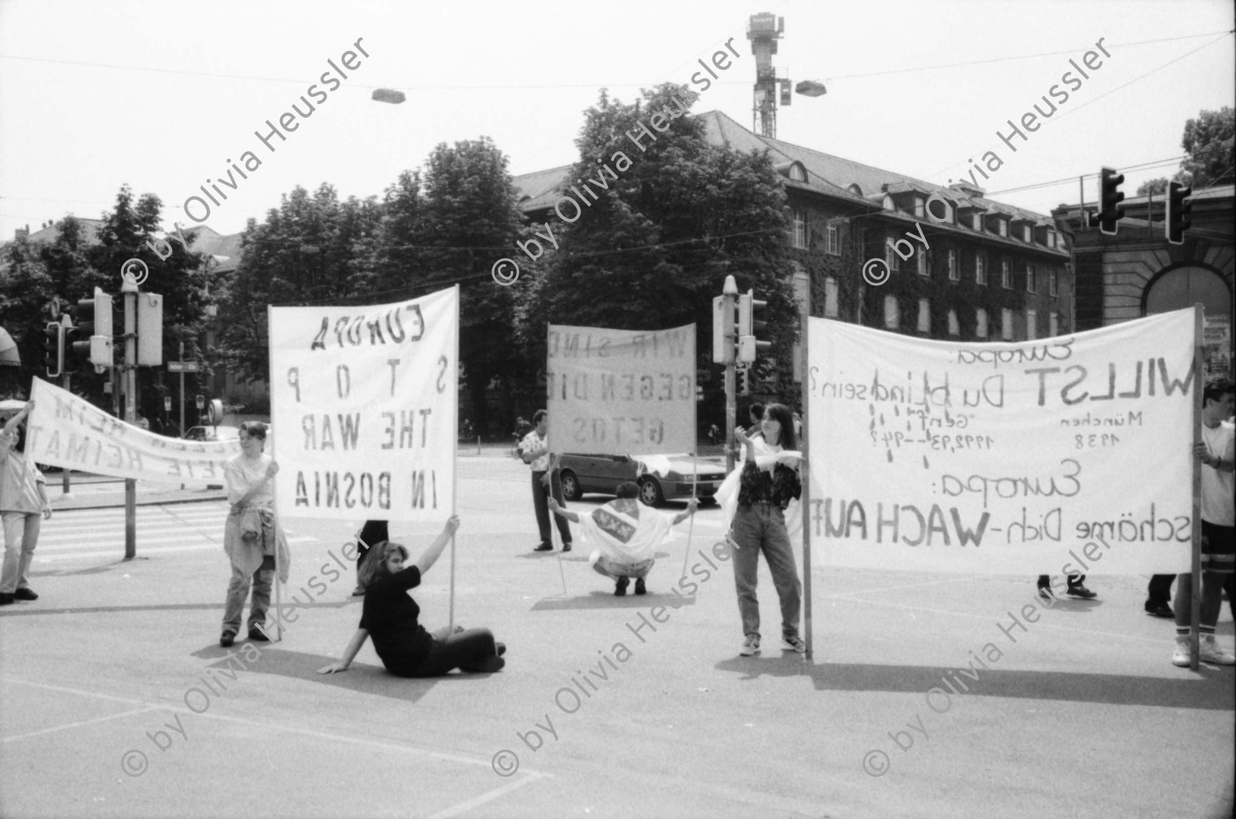 Image of sheet 19930350 photo 29: Goldi Parin während einem Gespräch an einer Veranstaltung gegen den Krieg in Ex-Jugoslawien am Helvetiaplatz in Zürich. 6.93
Elisabeth Charlotte „Goldy“ Parin-Matthèy (* 30. Mai 1911 in Graz; † 25. April 1997 in Zürich) war eine Schweizer Psychoanalytikerin und Anarchistin.
© 1993, Olivia Heussler √