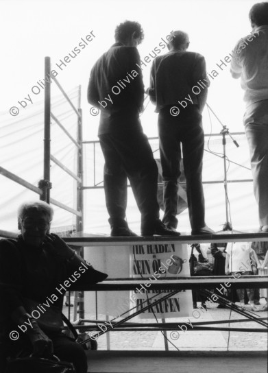 Image of sheet 19930350 photo 3: Paul und Goldy Parin. Er spricht an Anti Kriegs Krieg Demonstration Kundgebung Protest Bosnien auf dem Helvetiaplatz. Mit Bigna Rambert. Mann von Hinten im Gegenlicht. Plakat Help Bosnia Now. Kinderwagen. 
Goldi (re) und Paul Parin während einem Gespräch an einer Veranstaltung gegen den Krieg in Ex-Jugoslawien am Helvetiaplatz 
Zürich Kreis 4 Aussersihl 1993

Goldi (re) und Paul Parin während einem Gespräch an einer Veranstaltung gegen den Krieg in Ex-Jugoslawien am Helvetiaplatz in Zürich. 6.93

Paul Parin (* 20. September 1916 in Polzela, Österreich-Ungarn, heute Slowenien; † 18. Mai 2009 in Zürich) war ein Schweizer Psychoanalytiker, Ethnologe und Schriftsteller slowenischer Abstammung

Paul Parin (September 20, 1916 - May 18, 2009) was a Swiss psychoanalyst, author and ethnologist.

Elisabeth Charlotte „Goldy“ Parin-Matthèy (* 30. Mai 1911 in Graz; † 25. April 1997 in Zürich) war eine Schweizer Psychoanalytikerin und Anarchistin.


Schweiz Swiss Switzerland Europe

© 1993, Olivia Heussler