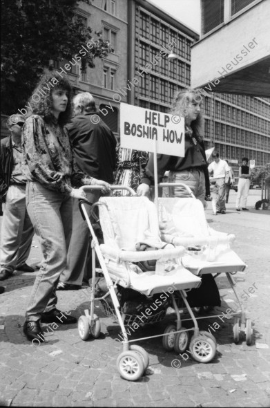 Image of sheet 19930350 photo 31: Paul und Goldy Parin. Er spricht an Anti Kriegs Krieg Demonstration Kundgebung Protest Bosnien auf dem Helvetiaplatz. Mit Bigna Rambert. Mann von Hinten im Gegenlicht. Plakat Help Bosnia Now. Kinderwagen. 
Goldi (re) und Paul Parin während einem Gespräch an einer Veranstaltung gegen den Krieg in Ex-Jugoslawien am Helvetiaplatz 
Zürich Kreis 4 Aussersihl 1993

Goldi (re) und Paul Parin während einem Gespräch an einer Veranstaltung gegen den Krieg in Ex-Jugoslawien am Helvetiaplatz in Zürich. 6.93

Paul Parin (* 20. September 1916 in Polzela, Österreich-Ungarn, heute Slowenien; † 18. Mai 2009 in Zürich) war ein Schweizer Psychoanalytiker, Ethnologe und Schriftsteller slowenischer Abstammung

Paul Parin (September 20, 1916 - May 18, 2009) was a Swiss psychoanalyst, author and ethnologist.

Elisabeth Charlotte „Goldy“ Parin-Matthèy (* 30. Mai 1911 in Graz; † 25. April 1997 in Zürich) war eine Schweizer Psychoanalytikerin und Anarchistin.


Schweiz Swiss Switzerland Europe

© 1993, Olivia Heussler