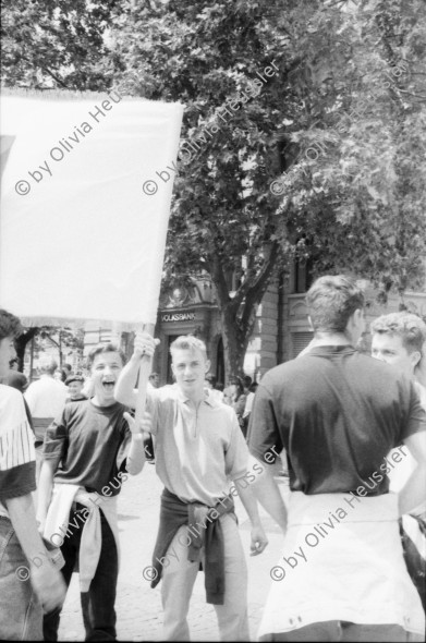 Image of sheet 19930350 photo 33: Paul und Goldy Parin. Er spricht an Anti Kriegs Krieg Demonstration Kundgebung Protest Bosnien auf dem Helvetiaplatz. Mit Bigna Rambert. Mann von Hinten im Gegenlicht. Plakat Help Bosnia Now. Kinderwagen. 
Goldi (re) und Paul Parin während einem Gespräch an einer Veranstaltung gegen den Krieg in Ex-Jugoslawien am Helvetiaplatz 
Zürich Kreis 4 Aussersihl 1993

Goldi (re) und Paul Parin während einem Gespräch an einer Veranstaltung gegen den Krieg in Ex-Jugoslawien am Helvetiaplatz in Zürich. 6.93

Paul Parin (* 20. September 1916 in Polzela, Österreich-Ungarn, heute Slowenien; † 18. Mai 2009 in Zürich) war ein Schweizer Psychoanalytiker, Ethnologe und Schriftsteller slowenischer Abstammung

Paul Parin (September 20, 1916 - May 18, 2009) was a Swiss psychoanalyst, author and ethnologist.

Elisabeth Charlotte „Goldy“ Parin-Matthèy (* 30. Mai 1911 in Graz; † 25. April 1997 in Zürich) war eine Schweizer Psychoanalytikerin und Anarchistin.


Schweiz Swiss Switzerland Europe

© 1993, Olivia Heussler