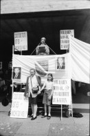 Image of sheet 19930350 photo 35: Paul und Goldy Parin. Er spricht an Anti Kriegs Krieg Demonstration Kundgebung Protest Bosnien auf dem Helvetiaplatz. Mit Bigna Rambert. Mann von Hinten im Gegenlicht. Plakat Help Bosnia Now. Kinderwagen. 
Goldi (re) und Paul Parin während einem Gespräch an einer Veranstaltung gegen den Krieg in Ex-Jugoslawien am Helvetiaplatz 
Zürich Kreis 4 Aussersihl 1993

Goldi (re) und Paul Parin während einem Gespräch an einer Veranstaltung gegen den Krieg in Ex-Jugoslawien am Helvetiaplatz in Zürich. 6.93

Paul Parin (* 20. September 1916 in Polzela, Österreich-Ungarn, heute Slowenien; † 18. Mai 2009 in Zürich) war ein Schweizer Psychoanalytiker, Ethnologe und Schriftsteller slowenischer Abstammung

Paul Parin (September 20, 1916 - May 18, 2009) was a Swiss psychoanalyst, author and ethnologist.

Elisabeth Charlotte „Goldy“ Parin-Matthèy (* 30. Mai 1911 in Graz; † 25. April 1997 in Zürich) war eine Schweizer Psychoanalytikerin und Anarchistin.


Schweiz Swiss Switzerland Europe

© 1993, Olivia Heussler