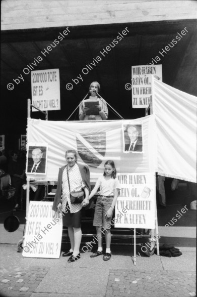 Image of sheet 19930350 photo 35: Paul und Goldy Parin. Er spricht an Anti Kriegs Krieg Demonstration Kundgebung Protest Bosnien auf dem Helvetiaplatz. Mit Bigna Rambert. Mann von Hinten im Gegenlicht. Plakat Help Bosnia Now. Kinderwagen. 
Goldi (re) und Paul Parin während einem Gespräch an einer Veranstaltung gegen den Krieg in Ex-Jugoslawien am Helvetiaplatz 
Zürich Kreis 4 Aussersihl 1993

Goldi (re) und Paul Parin während einem Gespräch an einer Veranstaltung gegen den Krieg in Ex-Jugoslawien am Helvetiaplatz in Zürich. 6.93

Paul Parin (* 20. September 1916 in Polzela, Österreich-Ungarn, heute Slowenien; † 18. Mai 2009 in Zürich) war ein Schweizer Psychoanalytiker, Ethnologe und Schriftsteller slowenischer Abstammung

Paul Parin (September 20, 1916 - May 18, 2009) was a Swiss psychoanalyst, author and ethnologist.

Elisabeth Charlotte „Goldy“ Parin-Matthèy (* 30. Mai 1911 in Graz; † 25. April 1997 in Zürich) war eine Schweizer Psychoanalytikerin und Anarchistin.


Schweiz Swiss Switzerland Europe

© 1993, Olivia Heussler