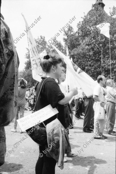 Image of sheet 19930350 photo 37: Paul und Goldy Parin. Er spricht an Anti Kriegs Krieg Demonstration Kundgebung Protest Bosnien auf dem Helvetiaplatz. Mit Bigna Rambert. Mann von Hinten im Gegenlicht. Plakat Help Bosnia Now. Kinderwagen. 
Goldi (re) und Paul Parin während einem Gespräch an einer Veranstaltung gegen den Krieg in Ex-Jugoslawien am Helvetiaplatz 
Zürich Kreis 4 Aussersihl 1993

Goldi (re) und Paul Parin während einem Gespräch an einer Veranstaltung gegen den Krieg in Ex-Jugoslawien am Helvetiaplatz in Zürich. 6.93

Paul Parin (* 20. September 1916 in Polzela, Österreich-Ungarn, heute Slowenien; † 18. Mai 2009 in Zürich) war ein Schweizer Psychoanalytiker, Ethnologe und Schriftsteller slowenischer Abstammung

Paul Parin (September 20, 1916 - May 18, 2009) was a Swiss psychoanalyst, author and ethnologist.

Elisabeth Charlotte „Goldy“ Parin-Matthèy (* 30. Mai 1911 in Graz; † 25. April 1997 in Zürich) war eine Schweizer Psychoanalytikerin und Anarchistin.


Schweiz Swiss Switzerland Europe

© 1993, Olivia Heussler