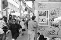Image of sheet 19930371 photo 10: Christian Egger am Fenster mit meine Photographien in der Oberdorfstr. Jenseits von Jerusalem. Exhibition: Out of Jerusalem