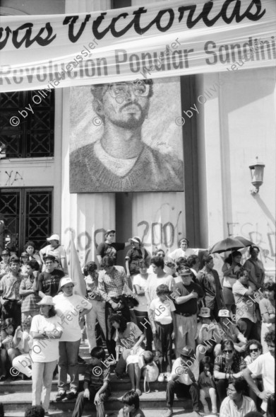 Image of sheet 19930380 photo 26: Flughafen Managua Piste überflutet. Nacht. Festlichkeiten Feierlichkeiten des 14. Jahrestages der Revolution in Managua. Plaza de la Revolucion. mit Kathedrale und Fahnen. Platz ist voller Menschen. Invalide sandinistische Kämpfer Innen. Nunez von der UNAG. Portrait Heinz Liechti arbeitet bei der Solka. Chemiefabrik Managua Nicaragua 1993

Die Frente Sandinista de Liberación Nacional (FSLN; deutsch Sandinistische Nationale Befreiungsfront) ist eine politisch links orientierte Partei in Nicaragua, hervorgegangen aus der gleichnamigen Guerillaorganisation, die am 19. Juli 1979[1] an der Spitze einer breiten Widerstandsbewegung die seit 43 Jahren bestehende Diktatur der Somoza-Dynastie unter Präsident Anastasio Somoza Debayle stürzte und daraufhin Nicaragua bis 1990 regierte. Mit Daniel Ortega stellt sie seit Januar 2007 wieder den Staatspräsidenten Nicaraguas.

Durante las celebraciones del 14° aniversario
de la Revolución sandinista. Plaza de la Revolución, Managua, 19 de julio de 1993
Celebrating the 14th anniversary
of the Sandinista revolution.
Plaza of the Revolution, Managua, 1993