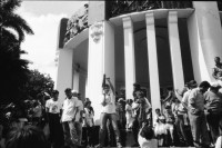Image of sheet 19930380 photo 4: Flughafen Managua Piste überflutet. Nacht. Festlichkeiten Feierlichkeiten des 14. Jahrestages der Revolution in Managua. Plaza de la Revolucion. mit Kathedrale und Fahnen. Platz ist voller Menschen. Invalide sandinistische Kämpfer Innen. Nunez von der UNAG. Portrait Heinz Liechti arbeitet bei der Solka. Chemiefabrik Managua Nicaragua 1993

Die Frente Sandinista de Liberación Nacional (FSLN; deutsch Sandinistische Nationale Befreiungsfront) ist eine politisch links orientierte Partei in Nicaragua, hervorgegangen aus der gleichnamigen Guerillaorganisation, die am 19. Juli 1979[1] an der Spitze einer breiten Widerstandsbewegung die seit 43 Jahren bestehende Diktatur der Somoza-Dynastie unter Präsident Anastasio Somoza Debayle stürzte und daraufhin Nicaragua bis 1990 regierte. Mit Daniel Ortega stellt sie seit Januar 2007 wieder den Staatspräsidenten Nicaraguas.

Durante las celebraciones del 14° aniversario
de la Revolución sandinista. Plaza de la Revolución, Managua, 19 de julio de 1993
Celebrating the 14th anniversary
of the Sandinista revolution.
Plaza of the Revolution, Managua, 1993