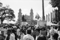 Image of sheet 19930380 photo 5: Flughafen Managua Piste überflutet. Nacht. Festlichkeiten Feierlichkeiten des 14. Jahrestages der Revolution in Managua. Plaza de la Revolucion. mit Kathedrale und Fahnen. Platz ist voller Menschen. Invalide sandinistische Kämpfer Innen. Nunez von der UNAG. Portrait Heinz Liechti arbeitet bei der Solka. Chemiefabrik Managua Nicaragua 1993

Die Frente Sandinista de Liberación Nacional (FSLN; deutsch Sandinistische Nationale Befreiungsfront) ist eine politisch links orientierte Partei in Nicaragua, hervorgegangen aus der gleichnamigen Guerillaorganisation, die am 19. Juli 1979[1] an der Spitze einer breiten Widerstandsbewegung die seit 43 Jahren bestehende Diktatur der Somoza-Dynastie unter Präsident Anastasio Somoza Debayle stürzte und daraufhin Nicaragua bis 1990 regierte. Mit Daniel Ortega stellt sie seit Januar 2007 wieder den Staatspräsidenten Nicaraguas.

Durante las celebraciones del 14° aniversario
de la Revolución sandinista. Plaza de la Revolución, Managua, 19 de julio de 1993
Celebrating the 14th anniversary
of the Sandinista revolution.
Plaza of the Revolution, Managua, 1993