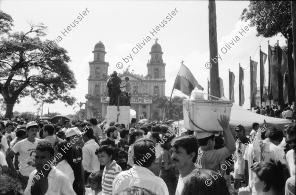 Image of sheet 19930380 photo 5: Flughafen Managua Piste überflutet. Nacht. Festlichkeiten Feierlichkeiten des 14. Jahrestages der Revolution in Managua. Plaza de la Revolucion. mit Kathedrale und Fahnen. Platz ist voller Menschen. Invalide sandinistische Kämpfer Innen. Nunez von der UNAG. Portrait Heinz Liechti arbeitet bei der Solka. Chemiefabrik Managua Nicaragua 1993

Die Frente Sandinista de Liberación Nacional (FSLN; deutsch Sandinistische Nationale Befreiungsfront) ist eine politisch links orientierte Partei in Nicaragua, hervorgegangen aus der gleichnamigen Guerillaorganisation, die am 19. Juli 1979[1] an der Spitze einer breiten Widerstandsbewegung die seit 43 Jahren bestehende Diktatur der Somoza-Dynastie unter Präsident Anastasio Somoza Debayle stürzte und daraufhin Nicaragua bis 1990 regierte. Mit Daniel Ortega stellt sie seit Januar 2007 wieder den Staatspräsidenten Nicaraguas.

Durante las celebraciones del 14° aniversario
de la Revolución sandinista. Plaza de la Revolución, Managua, 19 de julio de 1993
Celebrating the 14th anniversary
of the Sandinista revolution.
Plaza of the Revolution, Managua, 1993