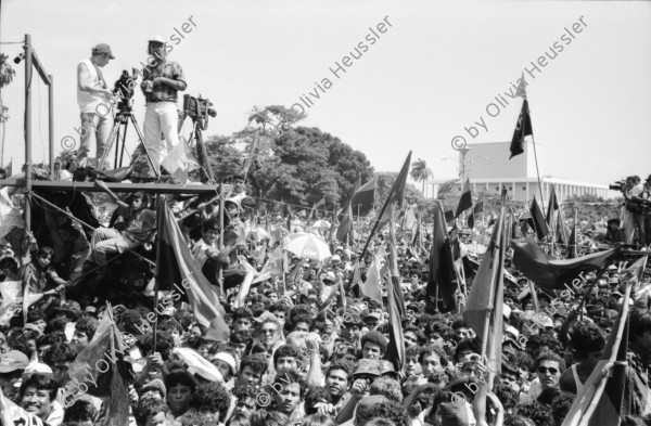 Image of sheet 19930390 photo 1: Zuschauer während der Festlichkeiten des 14. Jahrestages der sandinistischen Revolution in Managua Nicaragua 19.07.93 1993 mit Daniel Ortega