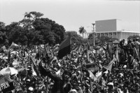 Image of sheet 19930390 photo 12: Zuschauer während der Festlichkeiten des 14. Jahrestages der sandinistischen Revolution in Managua Nicaragua 19.07.93 1993 mit Daniel Ortega