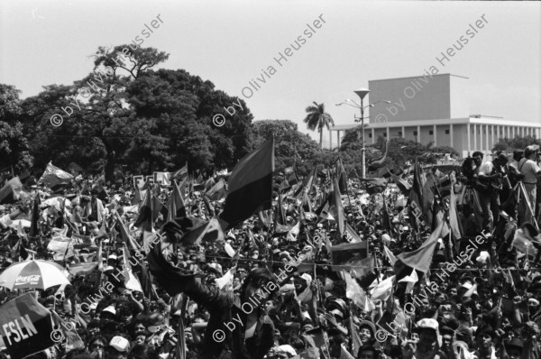 Image of sheet 19930390 photo 12: Zuschauer während der Festlichkeiten des 14. Jahrestages der sandinistischen Revolution in Managua Nicaragua 19.07.93 1993 mit Daniel Ortega