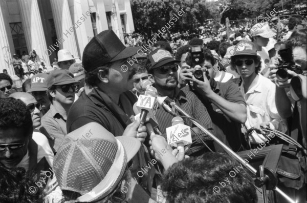 Image of sheet 19930390 photo 16: Zuschauer während der Festlichkeiten des 14. Jahrestages der sandinistischen Revolution in Managua Nicaragua 19.07.93 1993 mit Daniel Ortega