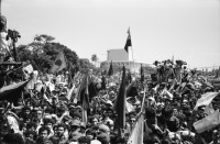 Image of sheet 19930390 photo 2: Zuschauer während der Festlichkeiten des 14. Jahrestages der sandinistischen Revolution in Managua Nicaragua 19.07.93 1993 mit Daniel Ortega