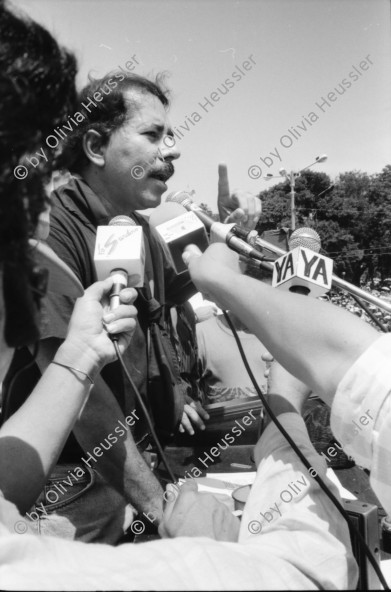 Image of sheet 19930390 photo 32: Zuschauer während der Festlichkeiten des 14. Jahrestages der sandinistischen Revolution in Managua Nicaragua 19.07.93 1993 mit Daniel Ortega