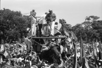 Image of sheet 19930390 photo 6: Zuschauer während der Festlichkeiten des 14. Jahrestages der sandinistischen Revolution in Managua Nicaragua 19.07.93 1993 mit Daniel Ortega