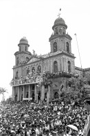Image of sheet 19930400 photo 13: Während der Feierlichkeiten des 14 Jahrestages der sandinistischen Revolution in Managua am 19. Juli 1993 √
Menschenmassen Protest Demonstration Jubeln Feier am 19.7.93 auf der Plaza de la Revolucion, vor der Cathedrale Kathedrale: Managua ( 14. Jahrestag der sandinistischen Revolution ) FSLN Nicaragua 1993 √ 19. Juli 1993
'Muerte al Somocismo' Steht auf dem Banner. Sandinistische flaggen und Fahnen.

Durante las celebraciones del 14° aniversario de la Revolución sandinista. Plaza de la Revolución, Managua, 19 de julio de 1993
Celebrating the 14th anniversary of the Sandinista revolution. Plaza of the Revolution, Managua, 1993

Die Kathedrale Santiago de Managua ist die Ruine der alten Kathedrale von Managua. Sie befindet sich an der Plaza de la Revolution, vormals Plaza de la República. Sie wurde als kaschierter Stahlskelettbau im neoklassischen Stil errichtet. Die Fassadenaufteilung ist ähnlich der von St-Sulpice de Paris.