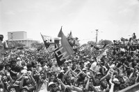 Image of sheet 19930400 photo 21: Während der Feierlichkeiten des 14 Jahrestages der sandinistischen Revolution in Managua am 19. Juli 1993

Durante las celebraciones del 14° aniversario de la Revolución sandinista. Plaza de la Revolución, Managua, 19 de julio de 1993
Celebrating the 14th anniversary of the Sandinista revolution. Plaza of the Revolution, Managua, 1993


Menschenmassen Protest Demonstration Jubeln Feier am 19.7.93 auf der Plaza de la Revolucion, vor der Cathedrale Kathedrale: Managua ( 14. Jahrestag der sandinistischen Revolution ) FSLN Nicaragua 1993 √ 19. Juli 1993  Sandinistische flaggen und Fahnen. 

Die Frente Sandinista de Liberación Nacional (FSLN; deutsch Sandinistische Nationale Befreiungsfront) ist eine politisch links orientierte Partei in Nicaragua, hervorgegangen aus der gleichnamigen Guerillaorganisation, die am 19. Juli 1979 an der Spitze einer breiten Widerstandsbewegung die seit 43 Jahren bestehende Diktatur der Somoza-Dynastie unter Präsident Anastasio Somoza Debayle stürzte und daraufhin Nicaragua bis 1990 regierte. Mit Daniel Ortega stellt sie seit Januar 2007 wieder den Staatspräsidenten Nicaraguas.