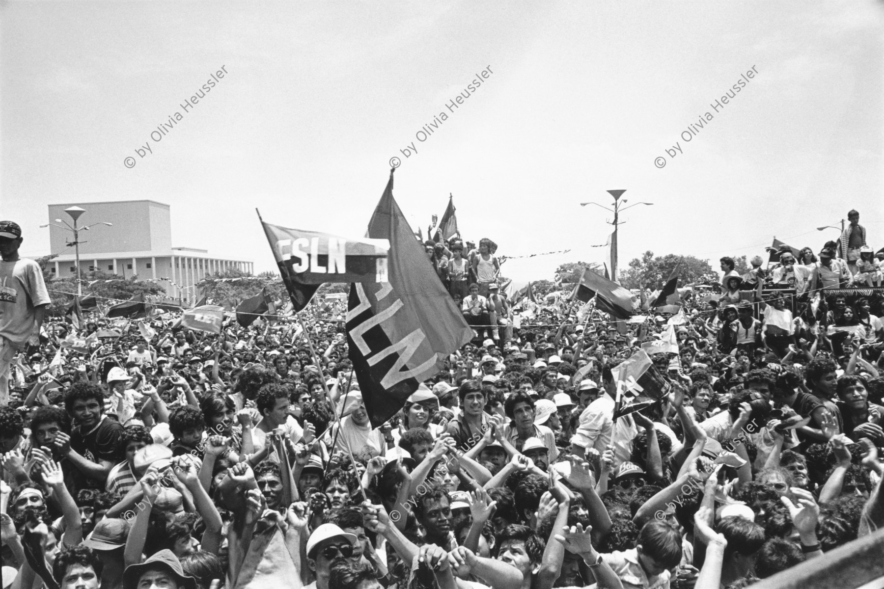 Image of sheet 19930400 photo 21: Während der Feierlichkeiten des 14 Jahrestages der sandinistischen Revolution in Managua am 19. Juli 1993

Durante las celebraciones del 14° aniversario de la Revolución sandinista. Plaza de la Revolución, Managua, 19 de julio de 1993
Celebrating the 14th anniversary of the Sandinista revolution. Plaza of the Revolution, Managua, 1993


Menschenmassen Protest Demonstration Jubeln Feier am 19.7.93 auf der Plaza de la Revolucion, vor der Cathedrale Kathedrale: Managua ( 14. Jahrestag der sandinistischen Revolution ) FSLN Nicaragua 1993 √ 19. Juli 1993  Sandinistische flaggen und Fahnen. 

Die Frente Sandinista de Liberación Nacional (FSLN; deutsch Sandinistische Nationale Befreiungsfront) ist eine politisch links orientierte Partei in Nicaragua, hervorgegangen aus der gleichnamigen Guerillaorganisation, die am 19. Juli 1979 an der Spitze einer breiten Widerstandsbewegung die seit 43 Jahren bestehende Diktatur der Somoza-Dynastie unter Präsident Anastasio Somoza Debayle stürzte und daraufhin Nicaragua bis 1990 regierte. Mit Daniel Ortega stellt sie seit Januar 2007 wieder den Staatspräsidenten Nicaraguas.