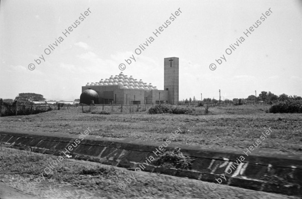 Image of sheet 19930400 photo 30: frtsg. 930390 Portrait Cmdte. de la Revolucion sandinista Daniel Ortega. FSLN Transparent auf der Kathedrale 'Muerte al Somocismo'. Mejia Godoy Frauen und Männer von hinten marschieren. IFA Lastwagen auf Lada. Kathedrale von Obando y Bravo. FROC in Esteli.
Feierlichkeiten zum 14. Jahrestag der Revolution Nicaragua 1993

Menschenmassen Protest Demonstration Jubeln Feier am 19.7.93 auf der Plaza de la Revolucion, vor der Cathedrale Kathedrale: Managua ( 14. Jahrestag der sandinistischen Revolution ) FSLN Nicaragua 1993 √ 19. Juli 1993
'Muerte al Somocismo' Steht auf dem Banner. Sandinistische flaggen und Fahnen. Clown mit Perrücke

Die Frente Sandinista de Liberación Nacional (FSLN; deutsch Sandinistische Nationale Befreiungsfront) ist eine politisch links orientierte Partei in Nicaragua, hervorgegangen aus der gleichnamigen Guerillaorganisation, die am 19. Juli 1979 an der Spitze einer breiten Widerstandsbewegung die seit 43 Jahren bestehende Diktatur der Somoza-Dynastie unter Präsident Anastasio Somoza Debayle stürzte und daraufhin Nicaragua bis 1990 regierte. Mit Daniel Ortega stellt sie seit Januar 2007 wieder den Staatspräsidenten Nicaraguas.

Die Kathedrale Santiago de Managua ist die Ruine der alten Kathedrale von Managua. Sie befindet sich an der Plaza de la Revolution, vormals Plaza de la República. Sie wurde als kaschierter Stahlskelettbau im neoklassischen Stil errichtet. Die Fassadenaufteilung ist ähnlich der von St-Sulpice de Paris.