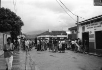 Image of sheet 19930410 photo 2: Besetzung von Esteli durch Frente Revolucionario Obrero y Campesino. Unter Führung von Recompa Pedrito el Hondureño alias Victor Gallegos  unter Verwendung von RPG-7 Granatwerfer und RPK und Mörser M-79 45 Tote und 98 Verwundete. Banküberfall an der Esquina de los Bancos in Esteli. Beute: 4 Millionen Cordobas. FROC Soldat bittet Wasser von Zivilist. Kleinbus für Geldtransport. Zivile. Bankangestellte verlassen Gebäude. Zivile bauen Barrikaden. Frauen. Zivile hören Radio. Nr. 28 erscheint in Barricada. Nicaragua 1993

Hombres y mujeres ayudan al FROC a construir barricadas contra los soldados del gobierno dirigidos por Humberto Ortega. Estelí, 21 de julio de 1993
Men and women helping the FROC build barricades against the government forces under Commander Humberto Ortega. Estelí, July 21, 1993

AK-47 ist die Abkürzung für Awtomat Kalaschnikowa, obrasza 47 (kyrillisch Автомат Калашникова образца 47), ein sowjetisch-russisches Sturmgewehr. Es ist die am meisten produzierte Handfeuerwaffe weltweit. Schätzungen gehen von 80 bis 100 Millionen produzierten Exemplaren aus.