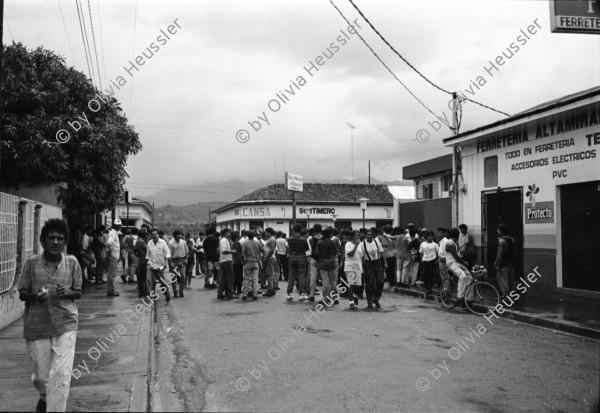 Image of sheet 19930410 photo 2: Besetzung von Esteli durch Frente Revolucionario Obrero y Campesino. Unter Führung von Recompa Pedrito el Hondureño alias Victor Gallegos  unter Verwendung von RPG-7 Granatwerfer und RPK und Mörser M-79 45 Tote und 98 Verwundete. Banküberfall an der Esquina de los Bancos in Esteli. Beute: 4 Millionen Cordobas. FROC Soldat bittet Wasser von Zivilist. Kleinbus für Geldtransport. Zivile. Bankangestellte verlassen Gebäude. Zivile bauen Barrikaden. Frauen. Zivile hören Radio. Nr. 28 erscheint in Barricada. Nicaragua 1993

Hombres y mujeres ayudan al FROC a construir barricadas contra los soldados del gobierno dirigidos por Humberto Ortega. Estelí, 21 de julio de 1993
Men and women helping the FROC build barricades against the government forces under Commander Humberto Ortega. Estelí, July 21, 1993

AK-47 ist die Abkürzung für Awtomat Kalaschnikowa, obrasza 47 (kyrillisch Автомат Калашникова образца 47), ein sowjetisch-russisches Sturmgewehr. Es ist die am meisten produzierte Handfeuerwaffe weltweit. Schätzungen gehen von 80 bis 100 Millionen produzierten Exemplaren aus.