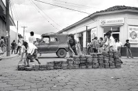 Image of sheet 19930410 photo 24: Barricade de l'attaque des militants sandiniste du FROC (Frente Revolucionario de Obreros y Campesinos) sur les rives de la ville de Esteli, Nicaragua
Frauen und Männer helfen der FR OC beim Bau von Barrikaden gegen die von Humberto Ortega geführten Regierungssoldaten. Estelí, 21. Juli 1993




Einige Frauen und Männer aus der Bevölkerung unterstützen die Besetzung durch das 'FROC' in Esteli mit Barrikaden Barrikadenbau. Nicaragua 21.07.93 √

El FROC en el atraco al banco. Estelí, 21 de julio de 1993
FROC bank robbery. Estelí, July 21, 1993

Froc  ; Frente Revolucionario de Obreros y Campesinos

Hombres y mujeres ayudan al FROC a construir barricadas contra los soldados del gobierno dirigidos por Humberto Ortega. Estelí, 21 de julio de 1993
Men and women helping the FROC build barricades against the government forces under Commander Humberto Ortega. Estelí, July 21, 1993

Aus: Der Traum von Solentiname / The dream of Solentiname / El sueño de Solentiname p.140

Exhibition: Contres Pouvoirs, Altkirch 2017