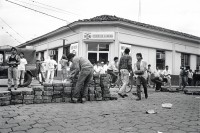 Image of sheet 19930410 photo 26: © 1993, Olivia Heussler / www.clic.li
Einige Männer aus der Bevölkerung unterstützen die Besetzung durch das 'FROC' in Esteli durch Barrikadenbau. Nicaragua 21.07.93

El FROC en el atraco al banco. Estelí, 21 de julio de 1993
FROC bank robbery. Estelí, July 21, 1993

Einige Frauen und Männer aus der Bevölkerung unterstützen die Besetzung durch das 'FROC' in Esteli mit Barrikaden Barrikadenbau. Nicaragua 21.07.93 √

Hombres y mujeres ayudan al FROC a construir barricadas contra los soldados del gobierno dirigidos por Humberto Ortega. Estelí, 21 de julio de 1993