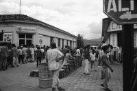 Image of sheet 19930410 photo 27: Besetzung von Esteli durch Frente Revolucionario Obrero y Campesino. Unter Führung von Recompa Pedrito el Hondureño alias Victor Gallegos  unter Verwendung von RPG-7 Granatwerfer und RPK und Mörser M-79 45 Tote und 98 Verwundete. Banküberfall an der Esquina de los Bancos in Esteli. Beute: 4 Millionen Cordobas. FROC Soldat bittet Wasser von Zivilist. Kleinbus für Geldtransport. Zivile. Bankangestellte verlassen Gebäude. Zivile bauen Barrikaden. Frauen. Zivile hören Radio. Nr. 28 erscheint in Barricada. Nicaragua 1993

Hombres y mujeres ayudan al FROC a construir barricadas contra los soldados del gobierno dirigidos por Humberto Ortega. Estelí, 21 de julio de 1993