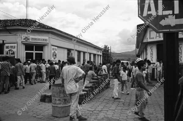 Image of sheet 19930410 photo 27: Besetzung von Esteli durch Frente Revolucionario Obrero y Campesino. Unter Führung von Recompa Pedrito el Hondureño alias Victor Gallegos  unter Verwendung von RPG-7 Granatwerfer und RPK und Mörser M-79 45 Tote und 98 Verwundete. Banküberfall an der Esquina de los Bancos in Esteli. Beute: 4 Millionen Cordobas. FROC Soldat bittet Wasser von Zivilist. Kleinbus für Geldtransport. Zivile. Bankangestellte verlassen Gebäude. Zivile bauen Barrikaden. Frauen. Zivile hören Radio. Nr. 28 erscheint in Barricada. Nicaragua 1993

Hombres y mujeres ayudan al FROC a construir barricadas contra los soldados del gobierno dirigidos por Humberto Ortega. Estelí, 21 de julio de 1993