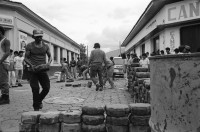 Image of sheet 19930410 photo 28: Besetzung von Esteli durch Frente Revolucionario Obrero y Campesino. Unter Führung von Recompa Pedrito el Hondureño alias Victor Gallegos  unter Verwendung von RPG-7 Granatwerfer und RPK und Mörser M-79 45 Tote und 98 Verwundete. Banküberfall an der Esquina de los Bancos in Esteli. Beute: 4 Millionen Cordobas. FROC Soldat bittet Wasser von Zivilist. Kleinbus für Geldtransport. Zivile. Bankangestellte verlassen Gebäude. Zivile bauen Barrikaden. Frauen. Zivile hören Radio. Nr. 28 erscheint in Barricada. Nicaragua 1993

Hombres y mujeres ayudan al FROC a construir barricadas contra los soldados del gobierno dirigidos por Humberto Ortega. Estelí, 21 de julio de 1993