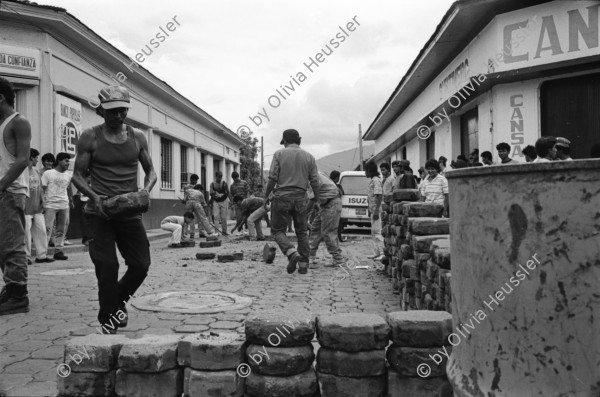 Image of sheet 19930410 photo 28: Besetzung von Esteli durch Frente Revolucionario Obrero y Campesino. Unter Führung von Recompa Pedrito el Hondureño alias Victor Gallegos  unter Verwendung von RPG-7 Granatwerfer und RPK und Mörser M-79 45 Tote und 98 Verwundete. Banküberfall an der Esquina de los Bancos in Esteli. Beute: 4 Millionen Cordobas. FROC Soldat bittet Wasser von Zivilist. Kleinbus für Geldtransport. Zivile. Bankangestellte verlassen Gebäude. Zivile bauen Barrikaden. Frauen. Zivile hören Radio. Nr. 28 erscheint in Barricada. Nicaragua 1993

Hombres y mujeres ayudan al FROC a construir barricadas contra los soldados del gobierno dirigidos por Humberto Ortega. Estelí, 21 de julio de 1993