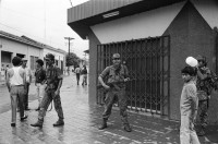 Image of sheet 19930410 photo 3: Besetzung von Esteli durch Frente Revolucionario Obrero y Campesino. Unter Führung von Recompa Pedrito el Hondureño alias Victor Gallegos  unter Verwendung von RPG-7 Granatwerfer und RPK und Mörser M-79 45 Tote und 98 Verwundete. Banküberfall an der Esquina de los Bancos in Esteli. Beute: 4 Millionen Cordobas. FROC Soldat bittet Wasser von Zivilist. Kleinbus für Geldtransport. Zivile. Bankangestellte verlassen Gebäude. Zivile bauen Barrikaden. Frauen. Zivile hören Radio. Nr. 28 erscheint in Barricada. Nicaragua 1993

Hombres y mujeres ayudan al FROC a construir barricadas contra los soldados del gobierno dirigidos por Humberto Ortega. Estelí, 21 de julio de 1993
Men and women helping the FROC build barricades against the government forces under Commander Humberto Ortega. Estelí, July 21, 1993

AK-47 ist die Abkürzung für Awtomat Kalaschnikowa, obrasza 47 (kyrillisch Автомат Калашникова образца 47), ein sowjetisch-russisches Sturmgewehr. Es ist die am meisten produzierte Handfeuerwaffe weltweit. Schätzungen gehen von 80 bis 100 Millionen produzierten Exemplaren aus.
Press archive printed media published with the use of a photography by Olivia Heussler: apia.