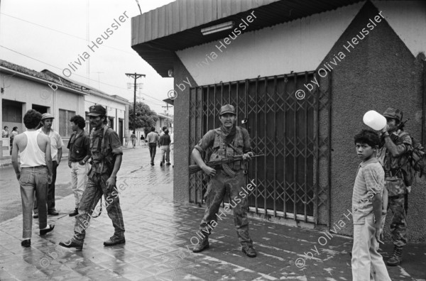 Image of sheet 19930410 photo 3: Besetzung von Esteli durch Frente Revolucionario Obrero y Campesino. Unter Führung von Recompa Pedrito el Hondureño alias Victor Gallegos  unter Verwendung von RPG-7 Granatwerfer und RPK und Mörser M-79 45 Tote und 98 Verwundete. Banküberfall an der Esquina de los Bancos in Esteli. Beute: 4 Millionen Cordobas. FROC Soldat bittet Wasser von Zivilist. Kleinbus für Geldtransport. Zivile. Bankangestellte verlassen Gebäude. Zivile bauen Barrikaden. Frauen. Zivile hören Radio. Nr. 28 erscheint in Barricada. Nicaragua 1993

Hombres y mujeres ayudan al FROC a construir barricadas contra los soldados del gobierno dirigidos por Humberto Ortega. Estelí, 21 de julio de 1993
Men and women helping the FROC build barricades against the government forces under Commander Humberto Ortega. Estelí, July 21, 1993

AK-47 ist die Abkürzung für Awtomat Kalaschnikowa, obrasza 47 (kyrillisch Автомат Калашникова образца 47), ein sowjetisch-russisches Sturmgewehr. Es ist die am meisten produzierte Handfeuerwaffe weltweit. Schätzungen gehen von 80 bis 100 Millionen produzierten Exemplaren aus.
Press archive printed media published with the use of a photography by Olivia Heussler: apia.