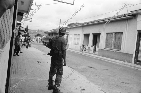 Image of sheet 19930410 photo 35: Besetzung von Esteli durch Frente Revolucionario Obrero y Campesino. Unter Führung von Recompa Pedrito el Hondureño alias Victor Gallegos  unter Verwendung von RPG-7 Granatwerfer und RPK und Mörser M-79 45 Tote und 98 Verwundete. Banküberfall an der Esquina de los Bancos in Esteli. Beute: 4 Millionen Cordobas. FROC Soldat bittet Wasser von Zivilist. Kleinbus für Geldtransport. Zivile. Bankangestellte verlassen Gebäude. Zivile bauen Barrikaden. Frauen. Zivile hören Radio. Nr. 28 erscheint in Barricada. Nicaragua 1993

Hombres y mujeres ayudan al FROC a construir barricadas contra los soldados del gobierno dirigidos por Humberto Ortega. Estelí, 21 de julio de 1993
Men and women helping the FROC build barricades against the government forces under Commander Humberto Ortega. Estelí, July 21, 1993