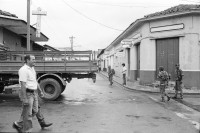 Image of sheet 19930410 photo 6: Besetzung von Esteli durch Frente Revolucionario Obrero y Campesino. Unter Führung von Recompa Pedrito el Hondureño alias Victor Gallegos  unter Verwendung von RPG-7 Granatwerfer und RPK und Mörser M-79 45 Tote und 98 Verwundete. Banküberfall an der Esquina de los Bancos in Esteli. Beute: 4 Millionen Cordobas. FROC Soldat bittet Wasser von Zivilist. Kleinbus für Geldtransport. Zivile. Bankangestellte verlassen Gebäude. Zivile bauen Barrikaden. Frauen. Zivile hören Radio. Nr. 28 erscheint in Barricada. Nicaragua 1993

Hombres y mujeres ayudan al FROC a construir barricadas contra los soldados del gobierno dirigidos por Humberto Ortega. Estelí, 21 de julio de 1993
Men and women helping the FROC build barricades against the government forces under Commander Humberto Ortega. Estelí, July 21, 1993

AK-47 ist die Abkürzung für Awtomat Kalaschnikowa, obrasza 47 (kyrillisch Автомат Калашникова образца 47), ein sowjetisch-russisches Sturmgewehr. Es ist die am meisten produzierte Handfeuerwaffe weltweit. Schätzungen gehen von 80 bis 100 Millionen produzierten Exemplaren aus.