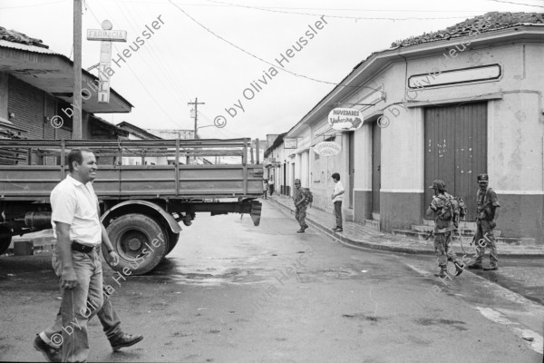 Image of sheet 19930410 photo 6: Besetzung von Esteli durch Frente Revolucionario Obrero y Campesino. Unter Führung von Recompa Pedrito el Hondureño alias Victor Gallegos  unter Verwendung von RPG-7 Granatwerfer und RPK und Mörser M-79 45 Tote und 98 Verwundete. Banküberfall an der Esquina de los Bancos in Esteli. Beute: 4 Millionen Cordobas. FROC Soldat bittet Wasser von Zivilist. Kleinbus für Geldtransport. Zivile. Bankangestellte verlassen Gebäude. Zivile bauen Barrikaden. Frauen. Zivile hören Radio. Nr. 28 erscheint in Barricada. Nicaragua 1993

Hombres y mujeres ayudan al FROC a construir barricadas contra los soldados del gobierno dirigidos por Humberto Ortega. Estelí, 21 de julio de 1993
Men and women helping the FROC build barricades against the government forces under Commander Humberto Ortega. Estelí, July 21, 1993

AK-47 ist die Abkürzung für Awtomat Kalaschnikowa, obrasza 47 (kyrillisch Автомат Калашникова образца 47), ein sowjetisch-russisches Sturmgewehr. Es ist die am meisten produzierte Handfeuerwaffe weltweit. Schätzungen gehen von 80 bis 100 Millionen produzierten Exemplaren aus.