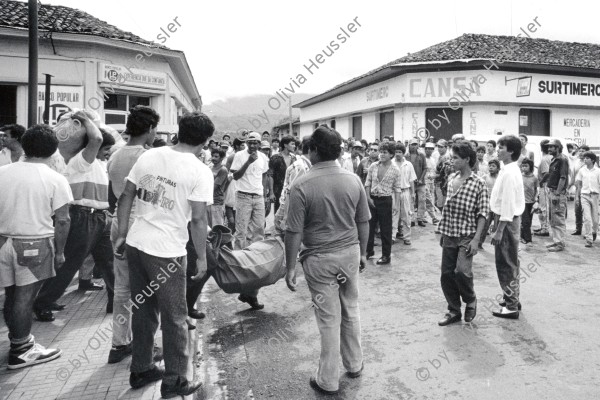 Image of sheet 19930420 photo 13: Angehörige des Frente Revolucionario Obrero y Campesino (FROC) bringen während eines Banküberfalles in Esteli das Geld weg. Nicaragua 21.07.93

Besetzung am 21. Juli 1993 von Esteli durch Frente Revolucionario Obrero y Campesino. Unter Führung von Recompa Pedrito el Hondureño alias Victor Gallegos unter Verwendung von RPG-7 Granatwerfer und RPK und Mörser M-79 45 Tote und 98 Verwundete. Banküberfall an der Esquina de los Bancos in Esteli. Beute: 4 Millionen 

El FROC en el atraco al banco. Estelí, 21 de julio de 1993
FROC bank robbery. Estelí, July 21, 1993