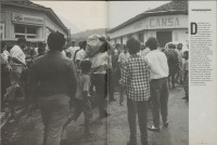 Image of sheet 19930420 photo 14: Les membres du Frente Revolucionario Obrero y Campesino (Froc) emporter l'argent apres vider une banque à Esteli. Nicaragua 21/07/93

© 1993, Olivia Heussler / www.clic.li
Angehörige des Frente Revolucionario Obrero y Campesino (FROC) bringen während eines Banküberfalles in Esteli das Geld weg. Nicaragua 21.07.93

Besetzung am 21. Juli 1993 von Esteli durch Frente Revolucionario Obrero y Campesino. Unter Führung von Recompa Pedrito el Hondureño alias Victor Gallegos unter Verwendung von RPG-7 Granatwerfer und RPK und Mörser M-79 45 Tote und 98 Verwundete. Banküberfall an der Esquina de los Bancos in Esteli. Beute: 4 Millionen Cordobas. 
 Zivile. Nicaragua 1993 √

El FROC en el atraco al banco. Estelí, 21 de julio de 1993
FROC bank robbery. Estelí, July 21, 1993  
counter power Altkirch gerahmt (40 x 60 cm pp)