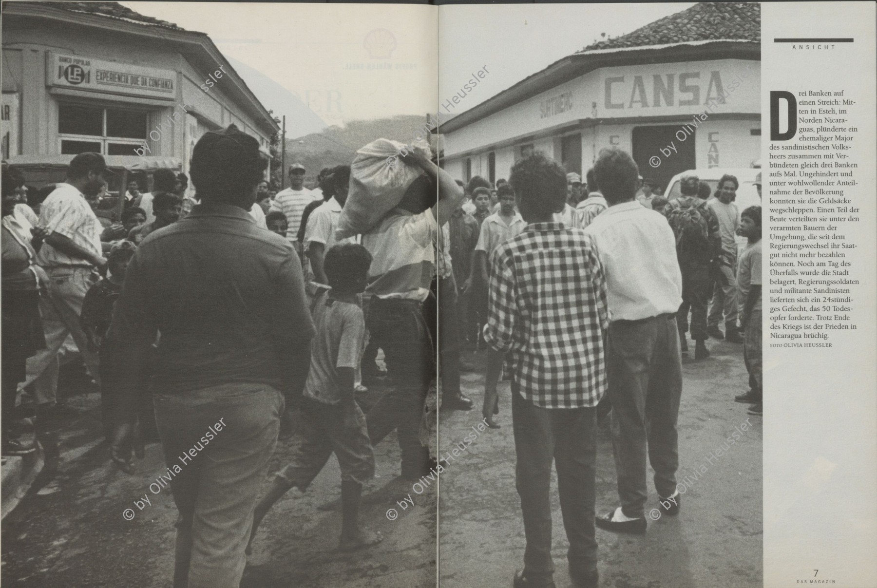 Image of sheet 19930420 photo 14: Les membres du Frente Revolucionario Obrero y Campesino (Froc) emporter l'argent apres vider une banque à Esteli. Nicaragua 21/07/93

© 1993, Olivia Heussler / www.clic.li
Angehörige des Frente Revolucionario Obrero y Campesino (FROC) bringen während eines Banküberfalles in Esteli das Geld weg. Nicaragua 21.07.93

Besetzung am 21. Juli 1993 von Esteli durch Frente Revolucionario Obrero y Campesino. Unter Führung von Recompa Pedrito el Hondureño alias Victor Gallegos unter Verwendung von RPG-7 Granatwerfer und RPK und Mörser M-79 45 Tote und 98 Verwundete. Banküberfall an der Esquina de los Bancos in Esteli. Beute: 4 Millionen Cordobas. 
 Zivile. Nicaragua 1993 √

El FROC en el atraco al banco. Estelí, 21 de julio de 1993
FROC bank robbery. Estelí, July 21, 1993  
counter power Altkirch gerahmt (40 x 60 cm pp)