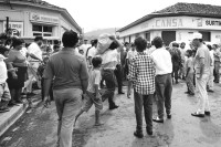 Image of sheet 19930420 photo 14: Les membres du Frente Revolucionario Obrero y Campesino (Froc) emporter l'argent apres vider une banque à Esteli. Nicaragua 21/07/93

Banküberfall durch die FROC. Estelí, 21. Juli 1993

Angehörige des Frente Revolucionario Obrero y Campesino (FROC) bringen während eines Banküberfalles in Esteli das Geld weg. Nicaragua 21.07.93

Besetzung am 21. Juli 1993 von Esteli durch Frente Revolucionario Obrero y Campesino. Unter Führung von Recompa Pedrito el Hondureño alias Victor Gallegos unter Verwendung von RPG-7 Granatwerfer und RPK und Mörser M-79 45 Tote und 98 Verwundete. Banküberfall an der Esquina de los Bancos in Esteli. Beute: 4 Millionen Cordobas. 
 Zivile. Nicaragua 1993 √

El FROC en el atraco al banco. Estelí, 21 de julio de 1993
Aus: «Der Traum von Solentiname» EPF, Zürich 
«El Sueño de Solentiname» IHNCA Managua p.141

counter power Altkirch gerahmt (40 x 60 cm pp)
Exhibition: Contres Pouvoirs, Altkirch 2017
