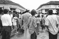 Image of sheet 19930420 photo 15: © 1993, Olivia Heussler / www.clic.li
Angehörige des Frente Revolucionario Obrero y Campesino (FROC) bringen während eines Banküberfalles in Esteli das Geld weg. Nicaragua 21.07.93

Besetzung am 21. Juli 1993 von Esteli durch Frente Revolucionario Obrero y Campesino. Unter Führung von Recompa Pedrito el Hondureño alias Victor Gallegos unter Verwendung von RPG-7 Granatwerfer und RPK und Mörser M-79 45 Tote und 98 Verwundete. Banküberfall an der Esquina de los Bancos in Esteli. Beute: 4 Millionen Cordobas. Kleinbus für Geldtransport. Zivile. Nicaragua 1993 √

El FROC en el atraco al banco. Estelí, 21 de julio de 1993
FROC bank robbery. Estelí, July 21, 1993