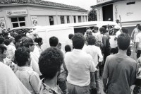 Image of sheet 19930420 photo 16: © 1993, Olivia Heussler / www.clic.li
Angehörige des Frente Revolucionario Obrero y Campesino (FROC) bringen während eines Banküberfalles in Esteli das Geld weg. Nicaragua 21.07.93

Besetzung am 21. Juli 1993 von Esteli durch Frente Revolucionario Obrero y Campesino. Unter Führung von Recompa Pedrito el Hondureño alias Victor Gallegos unter Verwendung von RPG-7 Granatwerfer und RPK und Mörser M-79 45 Tote und 98 Verwundete. Banküberfall an der Esquina de los Bancos in Esteli. Beute: 4 Millionen Cordobas. Kleinbus für Geldtransport. Zivile. Nicaragua 1993 √

El FROC en el atraco al banco. Estelí, 21 de julio de 1993
FROC bank robbery. Estelí, July 21, 1993