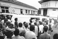 Image of sheet 19930420 photo 17: © 1993, Olivia Heussler / www.clic.li
Angehörige des Frente Revolucionario Obrero y Campesino (FROC) bringen während eines Banküberfalles in Esteli das Geld weg. Nicaragua 21.07.93

Besetzung am 21. Juli 1993 von Esteli durch Frente Revolucionario Obrero y Campesino. Unter Führung von Recompa Pedrito el Hondureño alias Victor Gallegos unter Verwendung von RPG-7 Granatwerfer und RPK und Mörser M-79 45 Tote und 98 Verwundete. Banküberfall an der Esquina de los Bancos in Esteli. Beute: 4 Millionen Cordobas. Kleinbus für Geldtransport. Zivile. Nicaragua 1993 √

El FROC en el atraco al banco. Estelí, 21 de julio de 1993
FROC bank robbery. Estelí, July 21, 1993