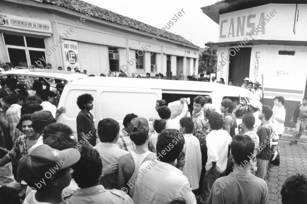 Image of sheet 19930420 photo 17: © 1993, Olivia Heussler / www.clic.li
Angehörige des Frente Revolucionario Obrero y Campesino (FROC) bringen während eines Banküberfalles in Esteli das Geld weg. Nicaragua 21.07.93

Besetzung am 21. Juli 1993 von Esteli durch Frente Revolucionario Obrero y Campesino. Unter Führung von Recompa Pedrito el Hondureño alias Victor Gallegos unter Verwendung von RPG-7 Granatwerfer und RPK und Mörser M-79 45 Tote und 98 Verwundete. Banküberfall an der Esquina de los Bancos in Esteli. Beute: 4 Millionen Cordobas. Kleinbus für Geldtransport. Zivile. Nicaragua 1993 √

El FROC en el atraco al banco. Estelí, 21 de julio de 1993
FROC bank robbery. Estelí, July 21, 1993