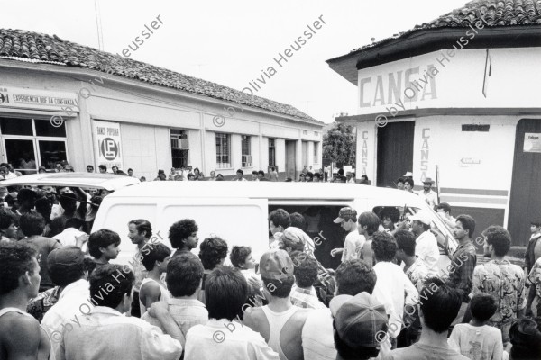 Image of sheet 19930420 photo 18: © 1993, Olivia Heussler / www.clic.li
Angehörige des Frente Revolucionario Obrero y Campesino (FROC) bringen während eines Banküberfalles in Esteli das Geld weg. Nicaragua 21.07.93

Besetzung am 21. Juli 1993 von Esteli durch Frente Revolucionario Obrero y Campesino. Unter Führung von Recompa Pedrito el Hondureño alias Victor Gallegos unter Verwendung von RPG-7 Granatwerfer und RPK und Mörser M-79 45 Tote und 98 Verwundete. Banküberfall an der Esquina de los Bancos in Esteli. Beute: 4 Millionen Cordobas. Kleinbus für Geldtransport. Zivile. Nicaragua 1993 √

El FROC en el atraco al banco. Estelí, 21 de julio de 1993
FROC bank robbery. Estelí, July 21, 1993