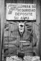 Image of sheet 19930420 photo 35: Bei Donaldo Altamirano zu Hause. 'Para su Seguridad deposite su Arma' Graffiti Managua Nicaragua 1993 √